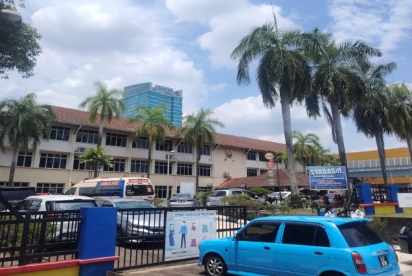 மாணவனின் கத்திக் குத்துத் தாக்குதலுக்கு ஆளான நான்காம் படிவ மாணவி பரிதாப மரணம்