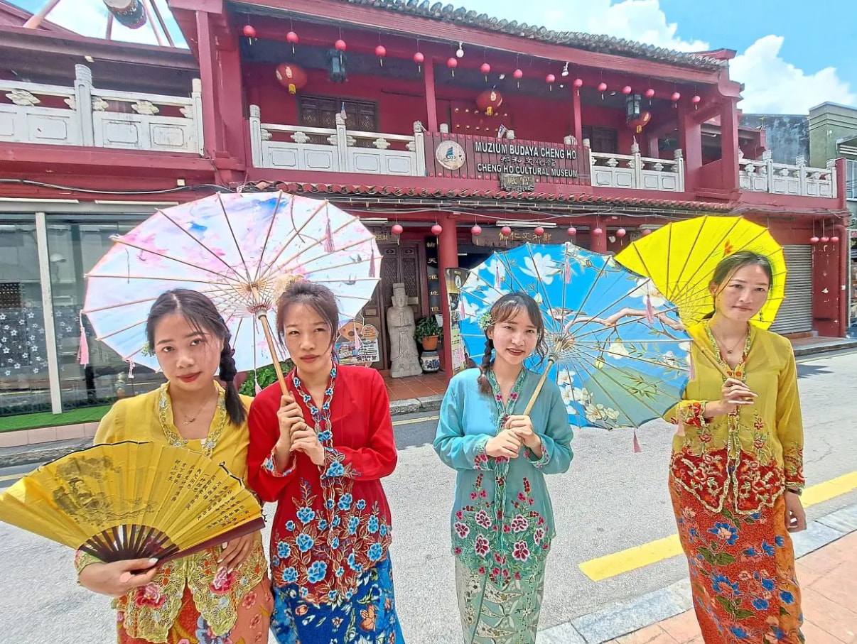 மலாக்காவில் பாரம்பரிய உடை அணிந்த சுற்றுலாப் பயணிகளுக்கு இலவச நுழைவு!