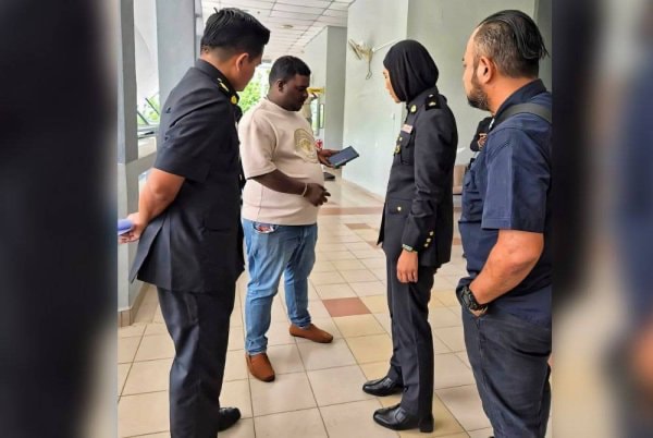 லைசென்ஸின்றி டீசல் விநியோகம், இருவருக்கு அபராதம்