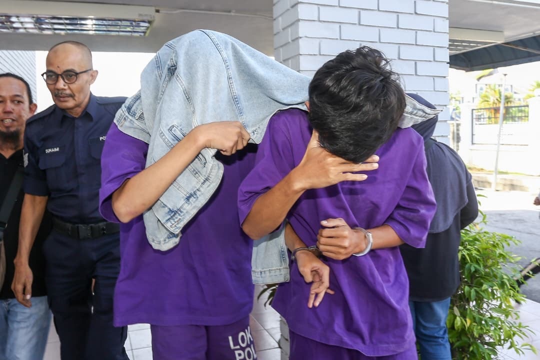 அம்புலன்ஸ் செல்வற்கு வழிவிடாமல் குறுக்கிட்ட ஐந்து மாணவர்கள் மீது குற்றச்சாட்டு