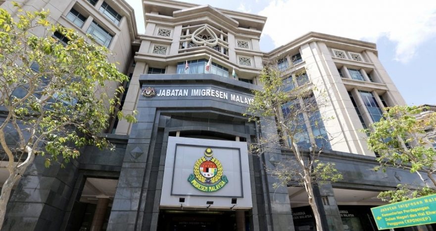 'பங்களா உணவு' என்ற பெயரில் போலி பாஸ்போர்ட்களை அனுப்பி வந்த மோசடிக் கும்பல் கைது!