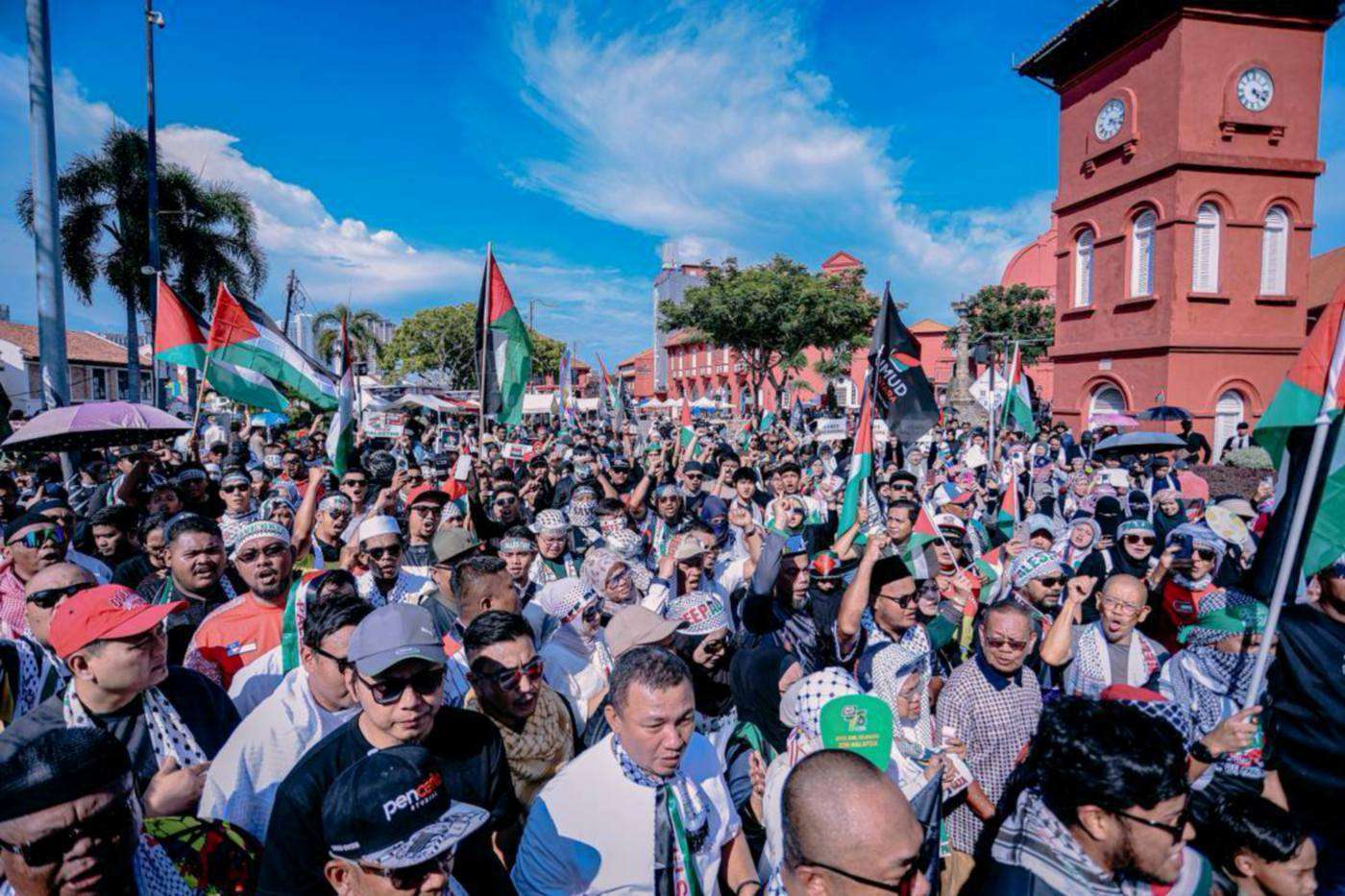 மலாக்காவில் பாலஸ்தீனர்களுக்கு ஆதரவாக அமைதிப் பேரணி: 5000-க்கும் மேற்பட்டோர் பங்கேற்பு!