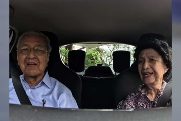 துணைவியாருடன் துன் மகாதீர் காரைச் செலுத்தியது கவன ஈர்ப்பாக மாறியது