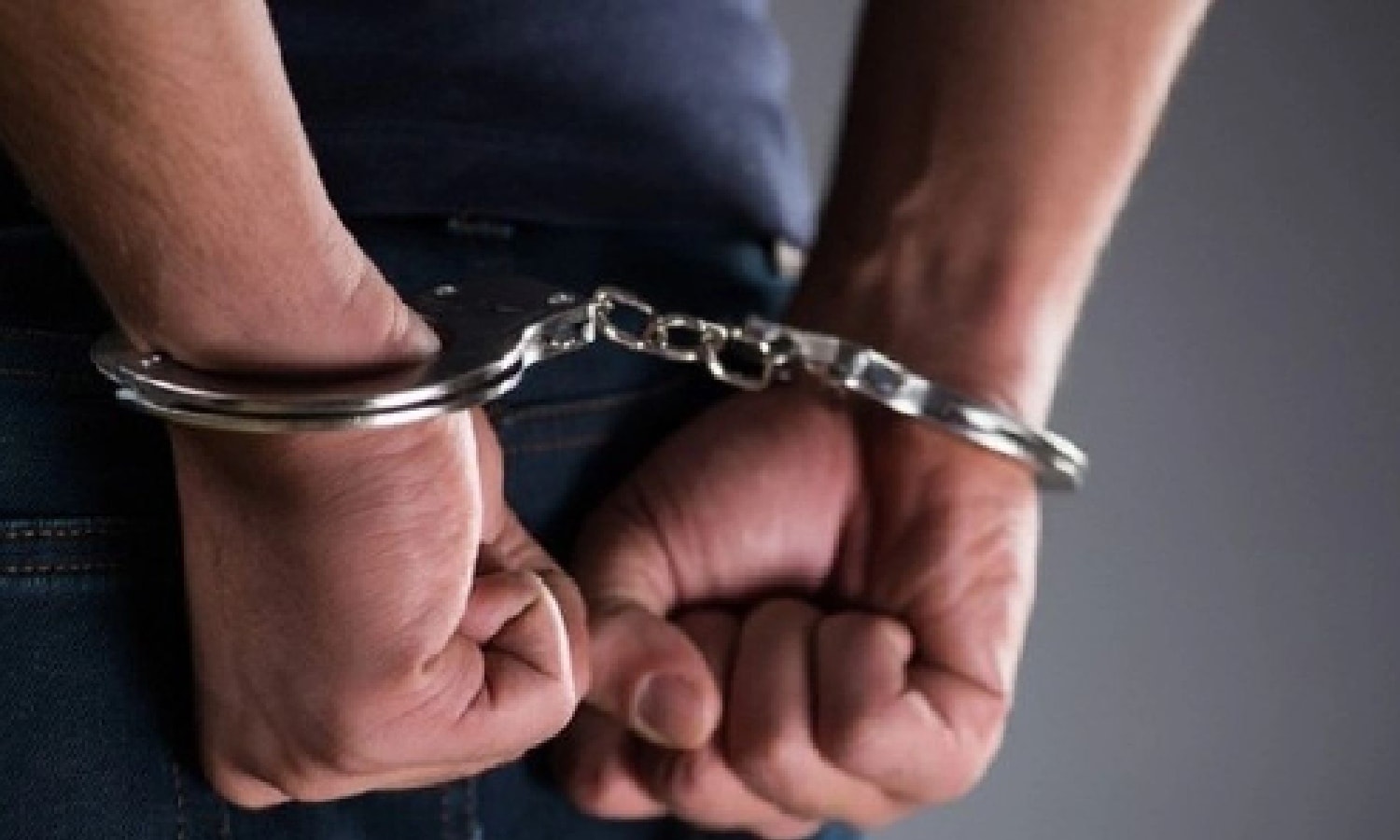 போலீஸ்காரரைப் போல் ஆள் மாறாட்டம்: நபர் கைது