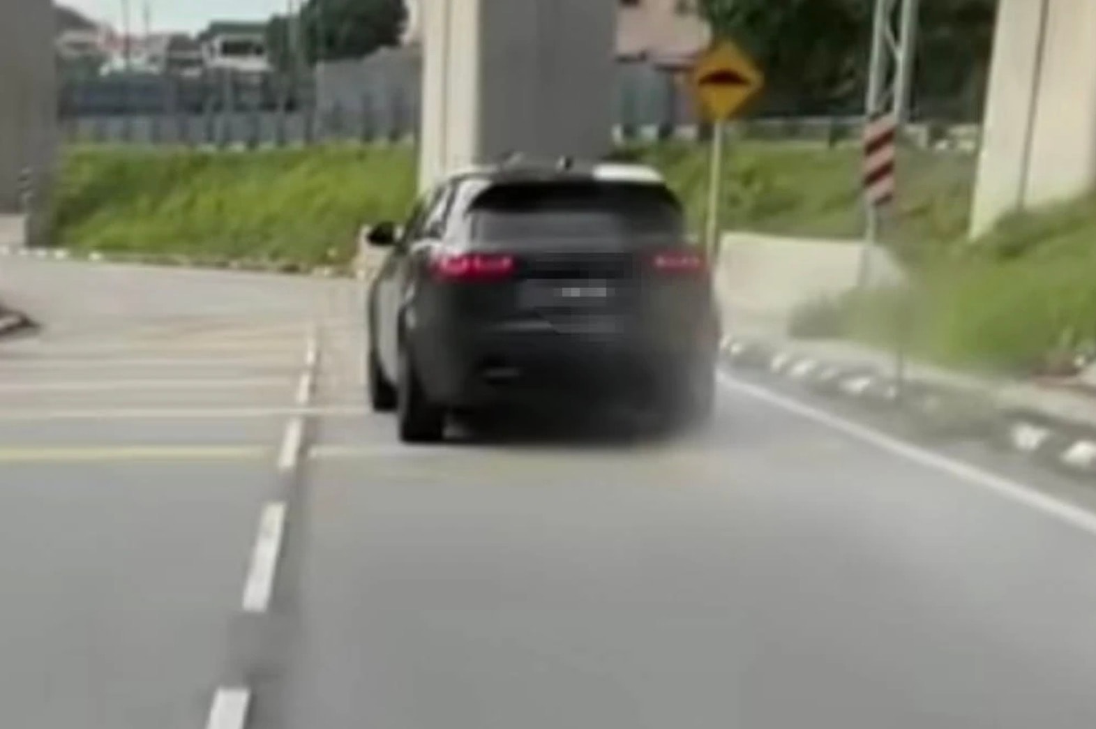 அத்துமீறிய கார் ஓட்டுநர் கைது: சாலைப் பாதுகாப்புச் சட்டத்தின் கீழ் விசாரணை!