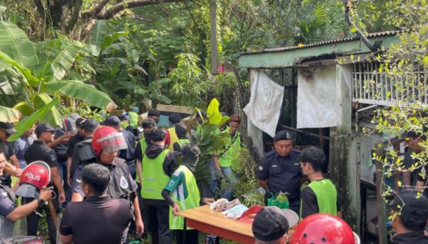 கம்போங் ஜாலான் பாபான் வீடுடைப்பு : அருட்செல்வன் உட்பட மூவர் கைது