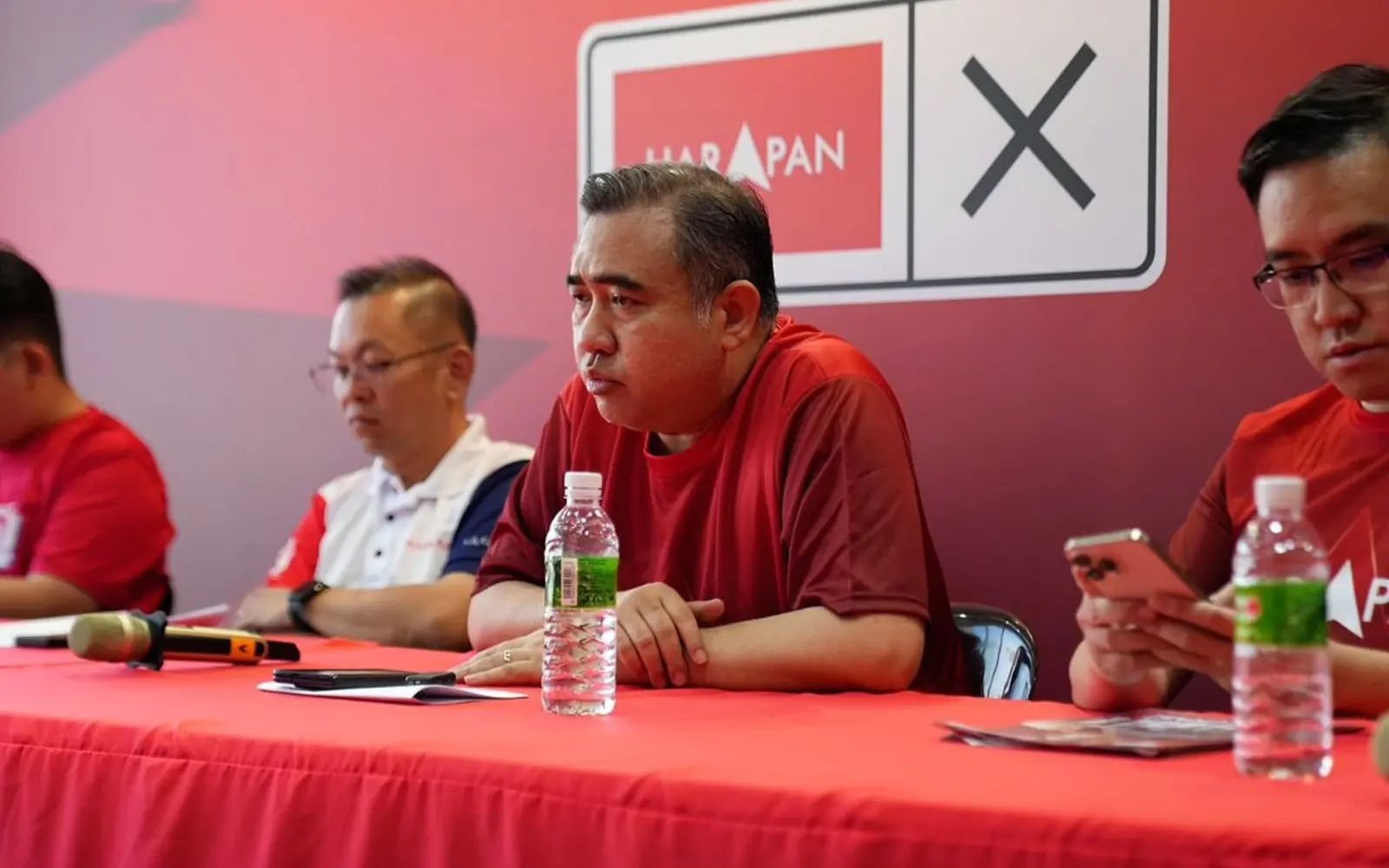 சவால் விட்ட லோக்! "ஈவோன் ஹீரோ இல்லை, வெறும் பொம்மை!" - 40% வருவாய் விவகாரத்தில் சரமாரித் தாக்குதல்!