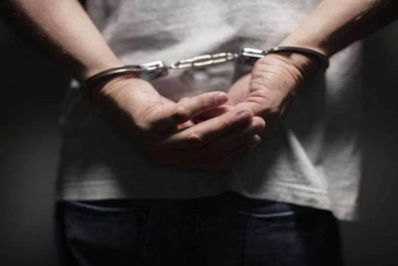 மூன்று மாணவிகளுக்கு பாலியல் தொல்லை: ஆடவர் கைது