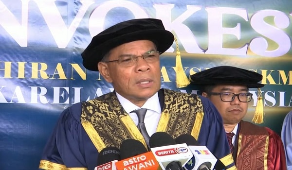 சந்தேகப் பேர்வழியின் குடியுரிமையைச் சரிபார்க்கும்படி கேட்டுக் கொள்ளப்படும்