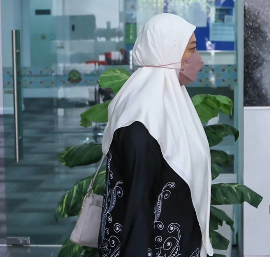 உடல் பாகங்களைப் பகிரங்கமாகக் காட்டியதற்காக பெண் தன்முனைப்புப் பேச்சாளருக்கு 4 ஆயிரம் ரிங்கிட் அபராதம்