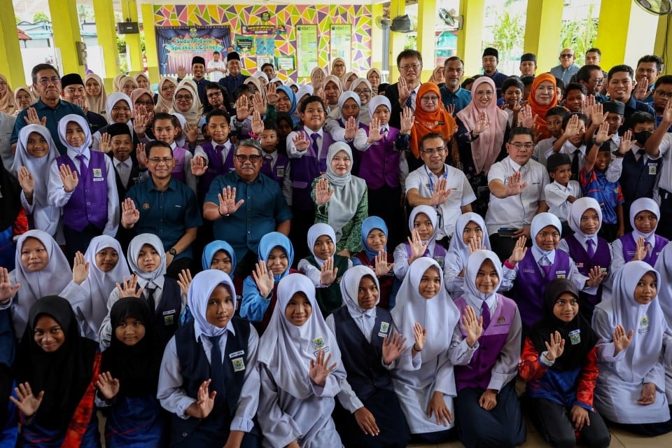 900 க்கு மேற்பட்ட பள்ளிகள் தத்தெடுக்கப்பட்டுள்ளன