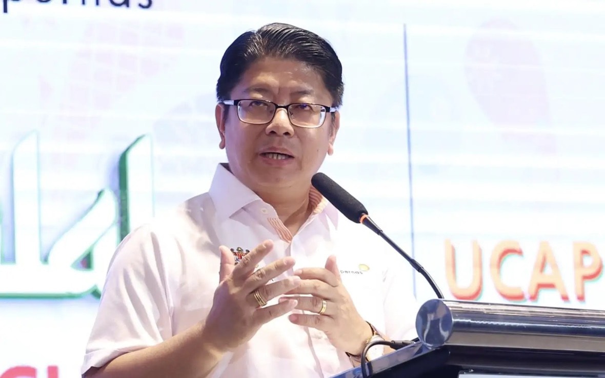 தொழில்முனைவோர், கூட்டுறவு மேம்பாட்டு அமைச்சர் பதவில் இருந்து விலகினார் எவோன் பெனெடிக் 