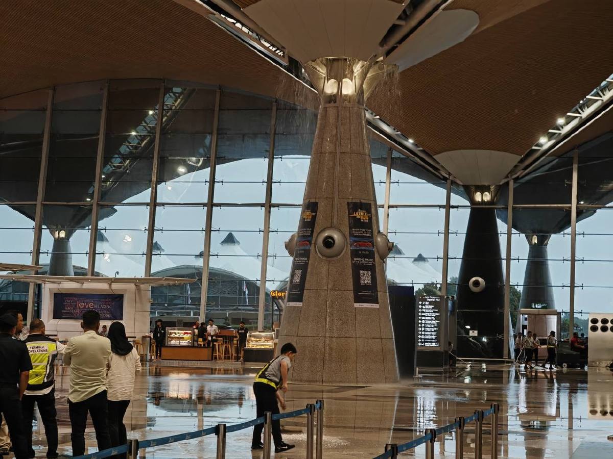 கேஎல்ஐஏ -1 இன் கூரையில் விரிசல், மழை நீர் ஒழுகியது