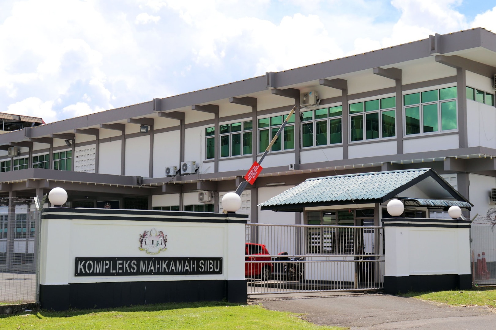 இரு வளர்ப்பு மகள்களைப் பாலியல் பலாக்காரம் செய்த தந்தைக்கு 104 ஆண்டுகள் சிறை, 18 பிரம்படிகள்!