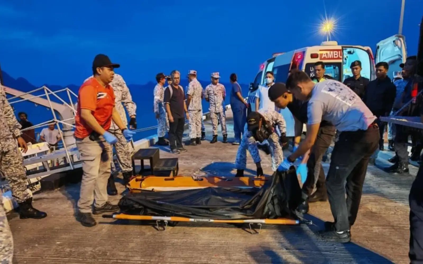 கப்பல் மூழ்கும் அபாயம்: ஒருவர் உயிரிழந்தார், 18 பேர் மீட்கப்பட்டனர்