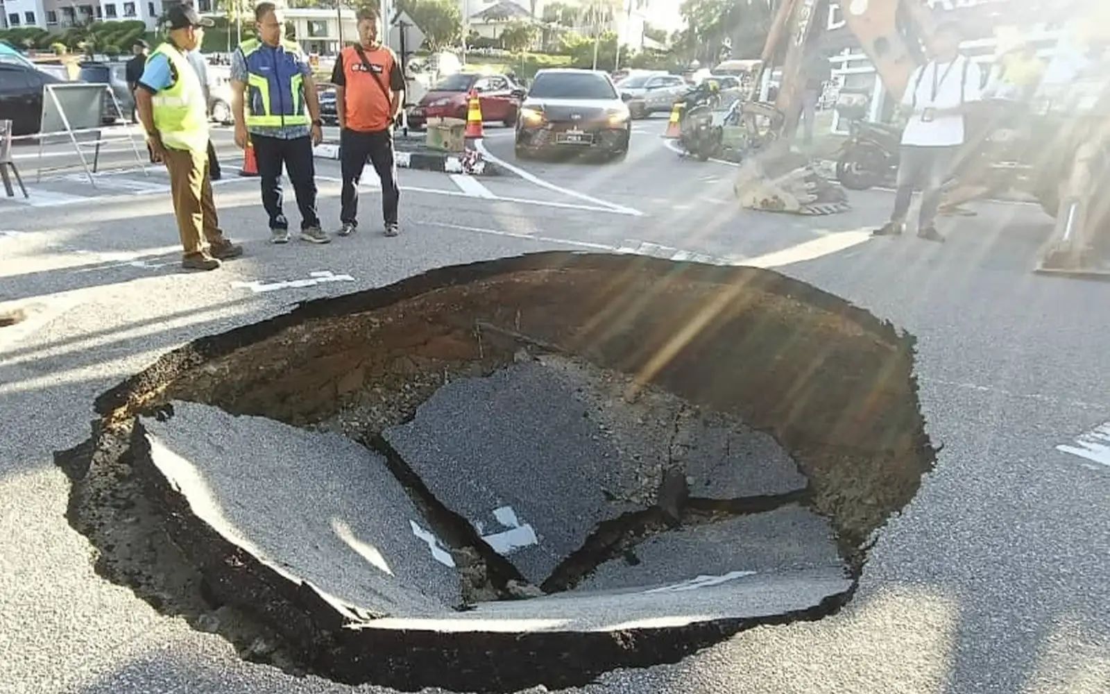 சாலையில் ஏற்பட்ட பெருங்குழி அச்சத்தை ஏற்படுத்தியுள்ளது