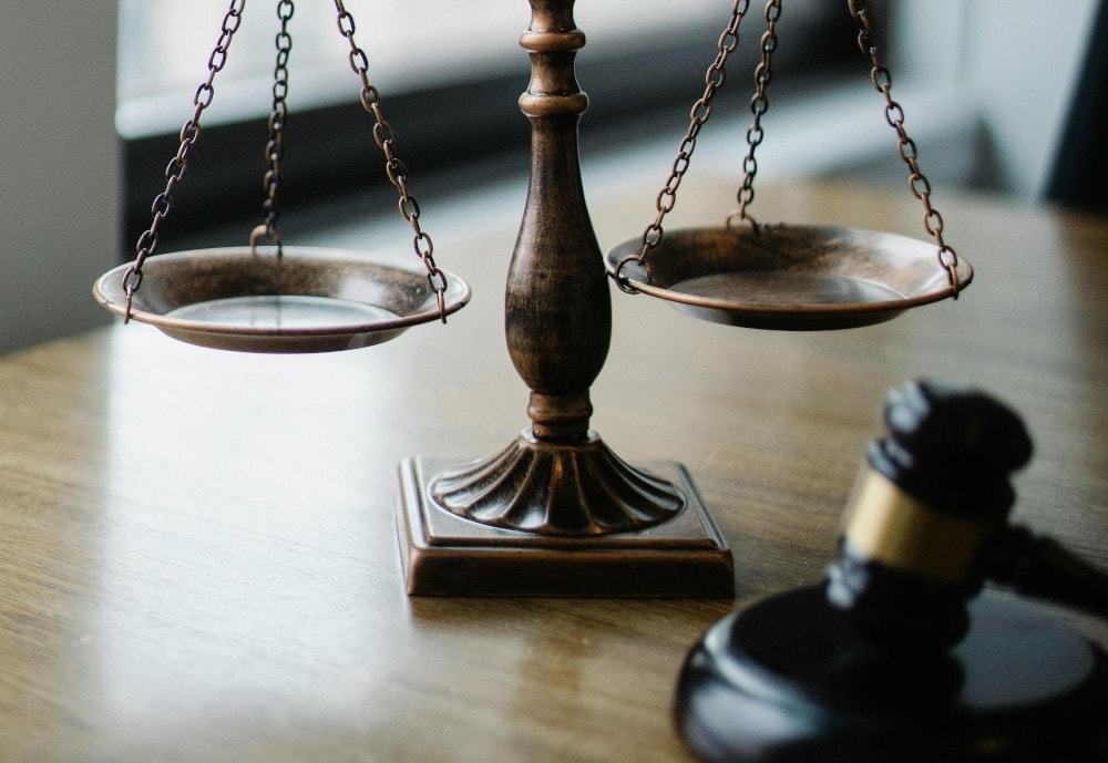 குடிநுழைவு உயர் அதிகாரி மீது 11 குற்றச்சாட்டுகள்