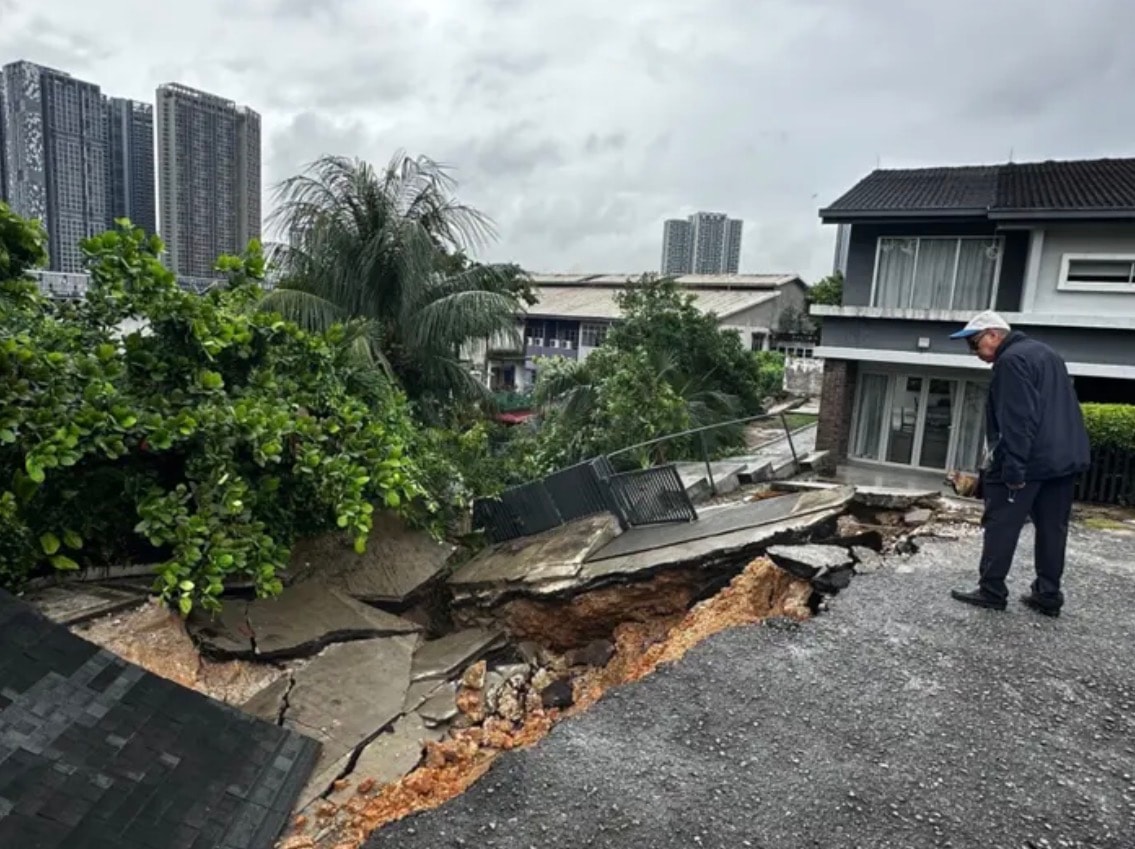 இடைவிடாது கொட்டித் தீர்க்கும் கனமழை: நாட்டில் பல்வேறு பகுதிகளில் வெள்ளம்-  நிலச்சரிவினால் இரண்டு அடுக்குமாடி குடியிருப்பாளர்களை வெளியேற்ற உத்தரவு