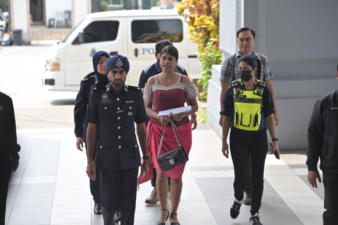 போலீசாரின் பணிக்கு இடையூறு விளைவித்ததாக முன்னாள் பெண் இன்ஸ்பெக்டர் ஷீலா  குற்றஞ்சாட்டப்பட்டார்