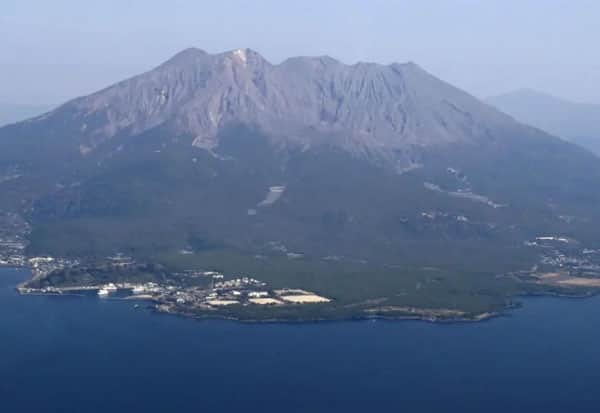 ஜப்பானில் எரிமலை நெருப்பு பிழம்புடன் சீற்றம்: விமானச் சேவைகள் ரத்து