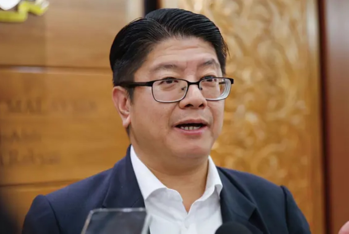 அமைச்சர் பதவியிலிருந்து விலகும் திட்டத்தை எவோன் பெனெடிக் அவசரமாகச் செயல்படுத்தி விட்டார்