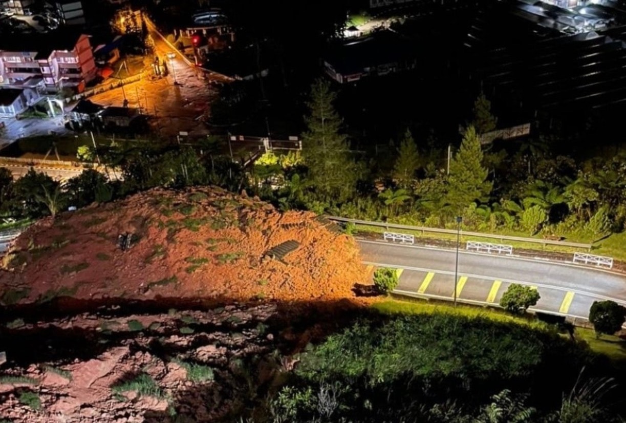 கேமரன் மலையில் நிலச்சரிவால் அடுக்குமாடிக் குடியிருப்பின் சாலை துண்டிப்பு - 700 குடியிருப்பாளர்களின் போக்குவரத்து பாதிப்பு