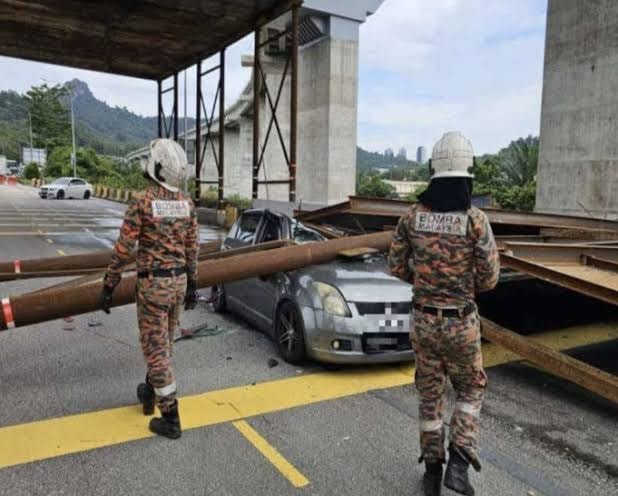 இசிஆர்எல் ரயில் திட்டத்தில் இணைப்பு இரும்புத் தூண்கள் கார் மீது விழுந்தது