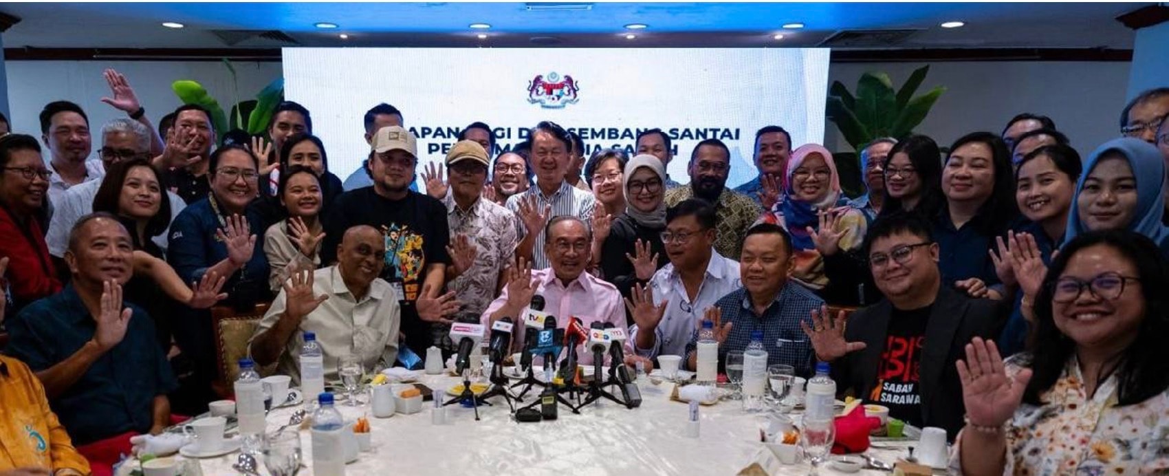 பத்திரிகையாளர்களின் துயரம்: 10 ஆண்டு அனுபவத்திற்கு இரண்டாயிரம் ரிங்கிட்டுக்கும் குறைவான ஊதியமா? பிரதமர் அன்வாரின் புதிய உத்தரவு!