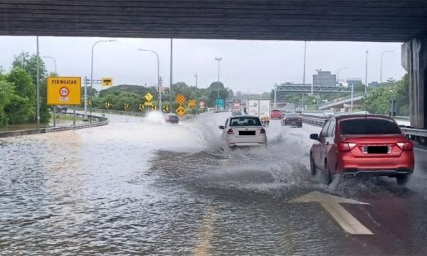 வெள்ளப் பாதிப்பில் 18 ஆயிரம் பேர் இடம் மாற்றம்