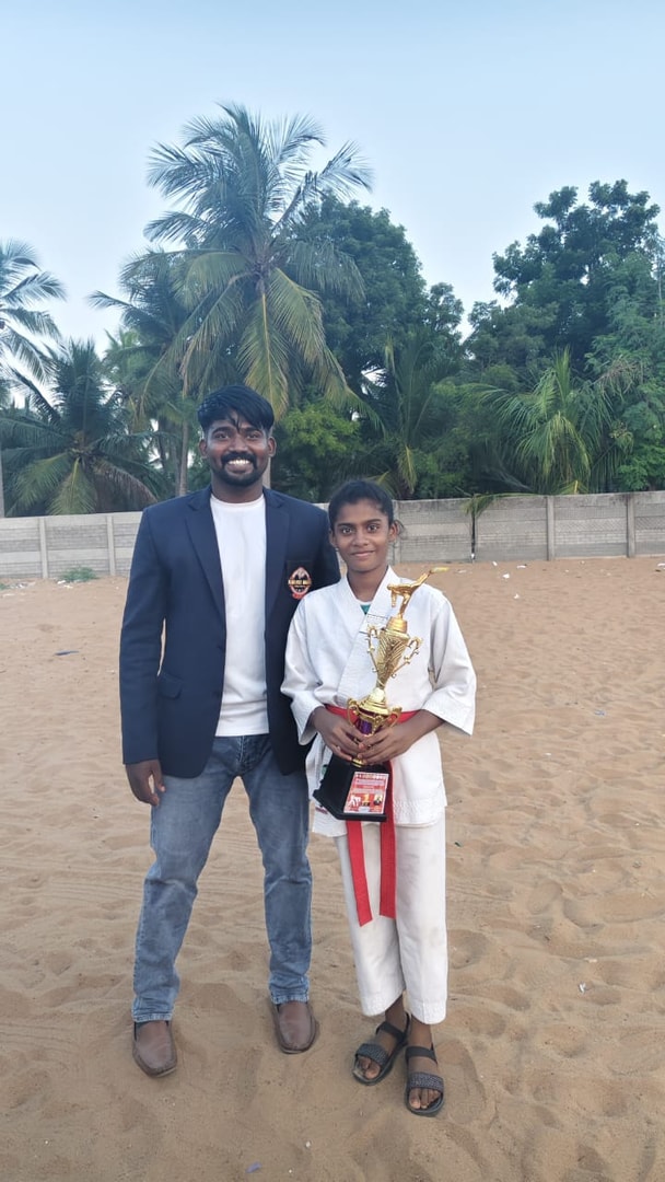 கராத்தே போட்டியில் 30 பதக்கம் பெற்ற மாணவி: துணை முதல்வரைச் சந்தித்து வாழ்த்து பெற ஆசை!