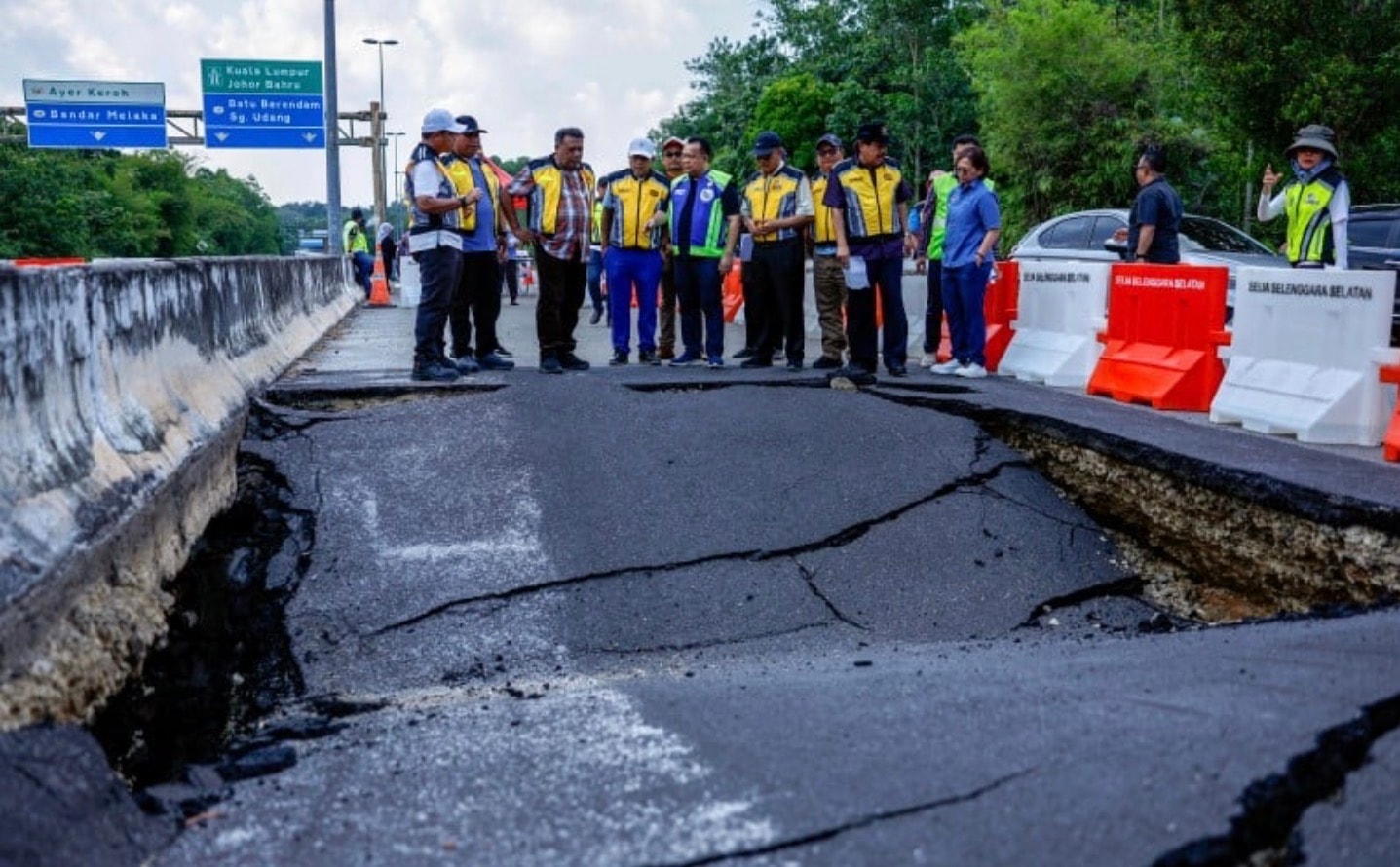 திடீர் பள்ளம்: மலாக்காவில் சாலை சரிவு! அச்சத்தில் மக்கள்!