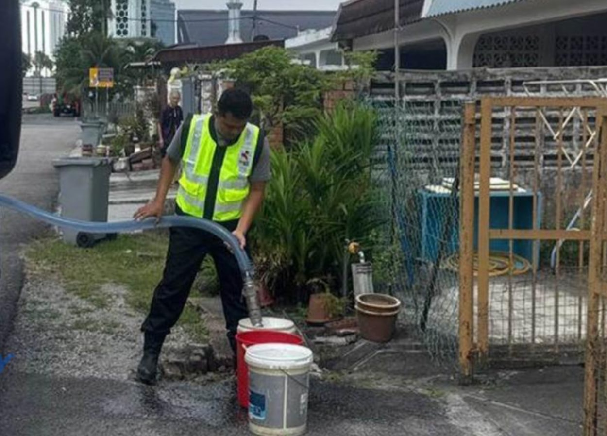 பேராபத்தில் சுங்கை ஜோகூர்! மாசு காரணமாக 200,000 வீடுகளுக்கு தண்ணீர் துண்டிப்பு!