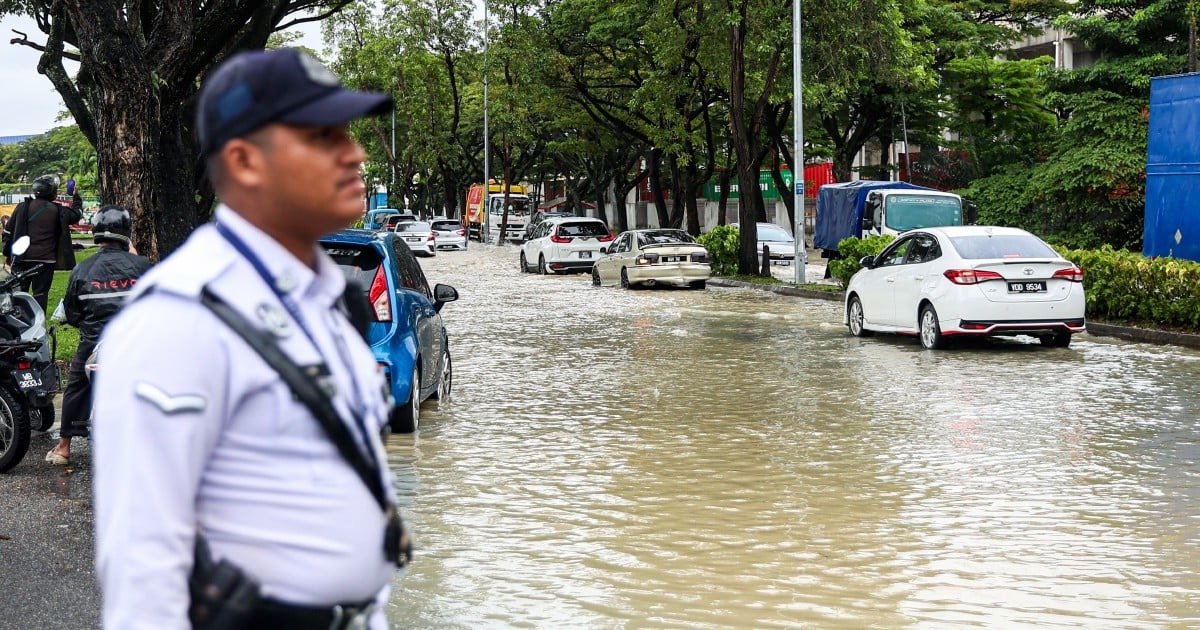 கடும் வெள்ளம்: ஷா ஆலாமில் 4 சாலைகள் மூடப்பட்டன