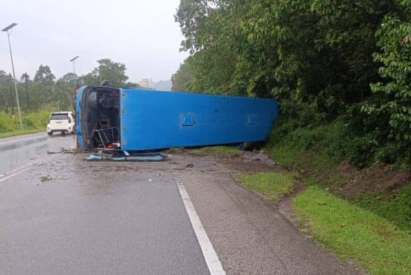 தொழிற்சாலை பேருந்து கவிழ்ந்தது: ஓட்டுநர் உட்பட 11 பேர் காயம்