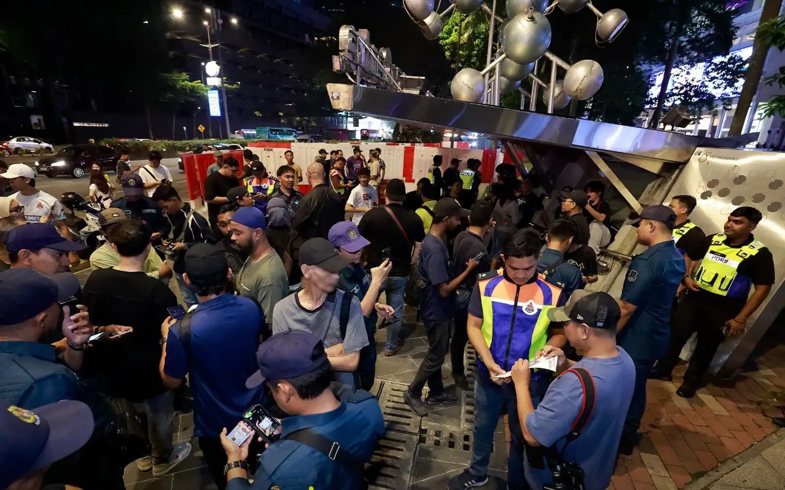 கேஎல்சிசி அருகே உரிமம் இன்றி புகைப்பட சேவை வழங்கிய 22 பேரிடம் டிபிகேஎல் விசாரணை