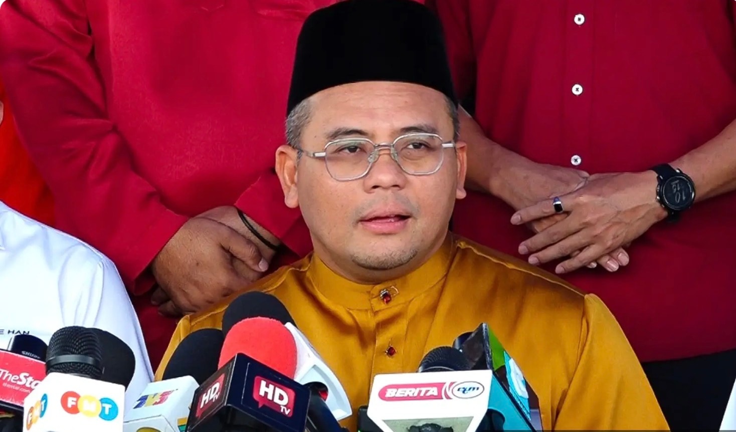 சிலாங்கூர் முதல்வர் அலுவலகத்தில் ஊழல் வெடியா! "3 மில்லியன் ரிங்கிட் மதிப்பிலான பங்களாவா?" - வாட்ஸ்அப் குழுவில் அதிர்ச்சி அம்பலம்!