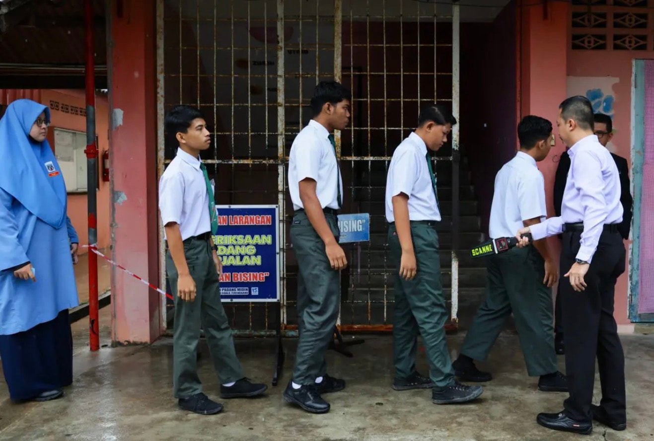 பினாங்கில் வெள்ள பாதிப்புக்கு மத்தியில் எஸ்பிஎம் தேர்வு எழுதும் 8 மாணவர்கள்