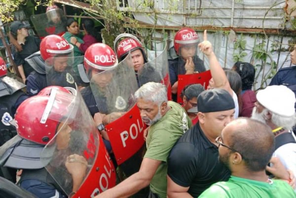 பலத்த போலீஸ் பாதுகாப்புடன் கம்போங் பாபான் வீடுகளின் குடியிருப்பாளர்கள் வெளியேற்றப்பட்டனர்