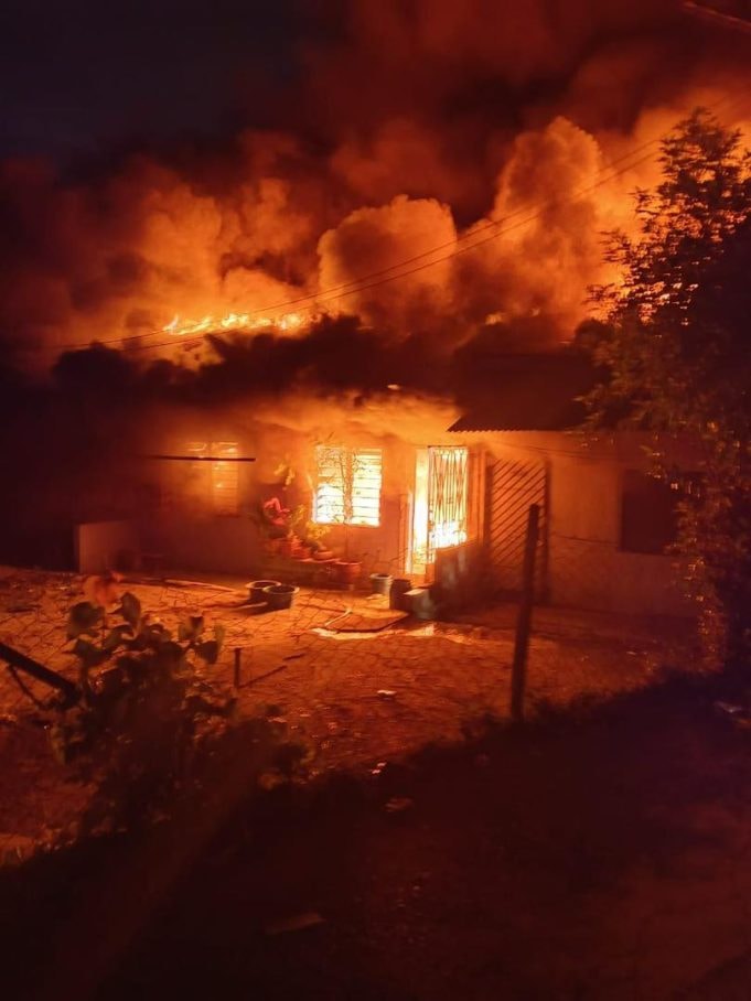 5 தரை வீடுகள் தீயில் அழிந்தன