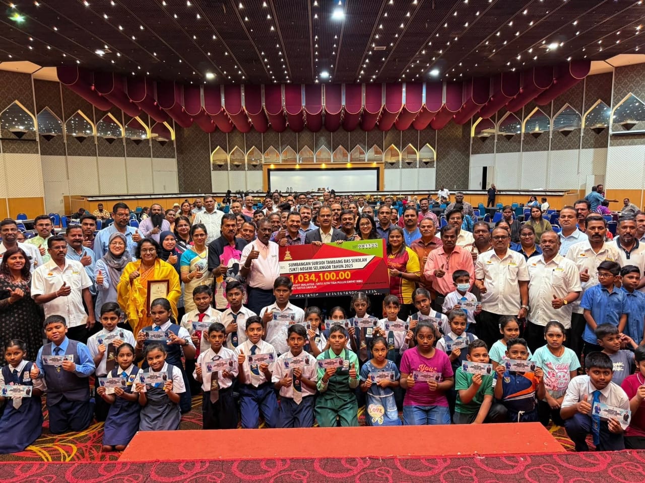 சிலாங்கூர் மாநில தமிழ்ப்பள்ளி மாணவர்களுக்கு பள்ளிப் பேருந்து கட்டண உதவித் தொகை: பாப்பாராய்டு வழங்கினார்