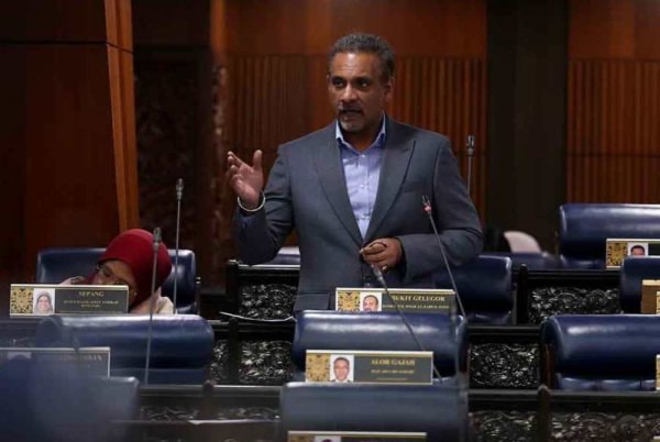 7 பாரம்பரிய ஆட்டக்காரர்களின் இரட்டை குடியுரிமைக் கடப்பிதழ்கள்: உள்துறை அமைச்சு தெளிவுபடுத்த வேண்டும்