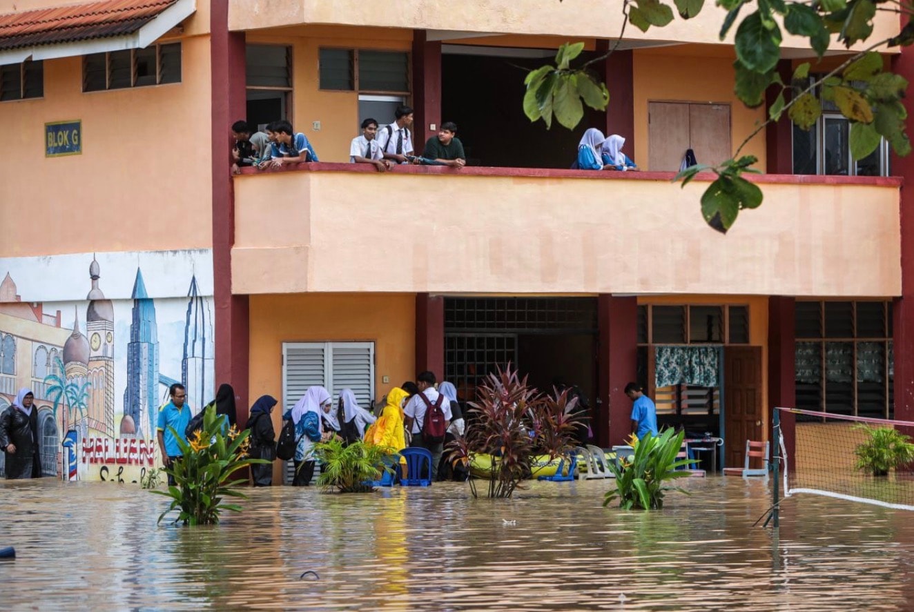 கரைபுரண்டோடிய வெள்ளத்தில் நீந்தி வந்த மாணவன் பாதுகாப்பாக உள்ளான்