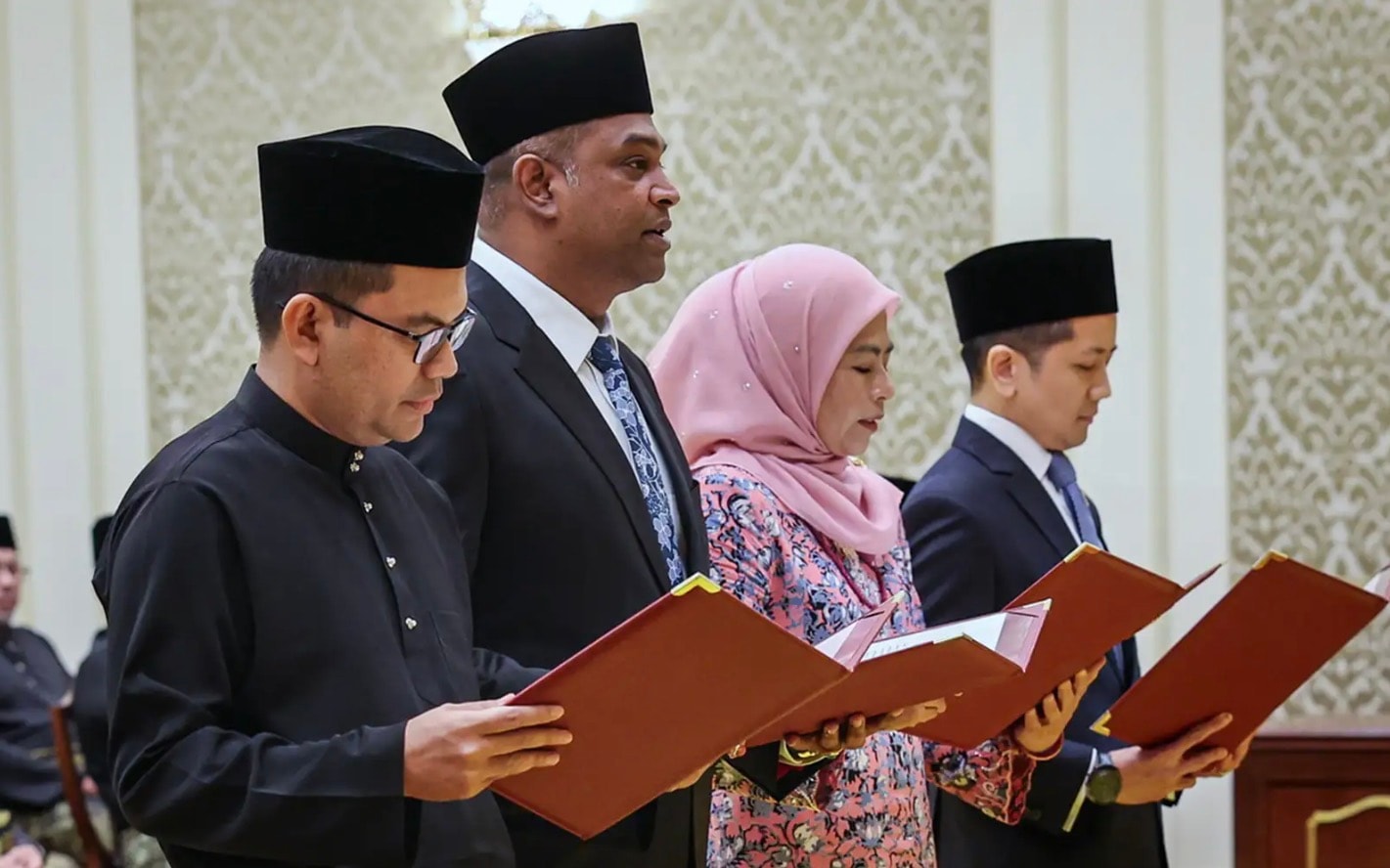 இஸ்தானா நெகாராவில் 7 அமைச்சர்களும், 8 துணையமைச்சர்களும் பதவி ஏற்றனர்