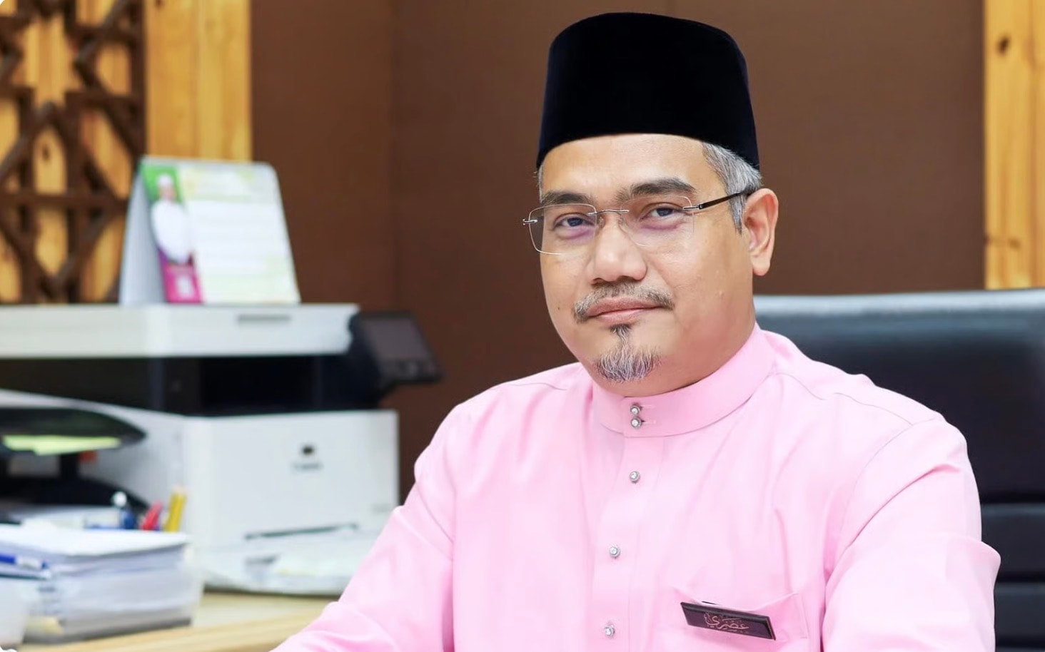 இரு கணவர்களுடன் வாழ்வதாகப் பெண் மீது குற்றச்சாட்டு: முதல் கணவருடன் சட்டப்படி விவகாரத்து பெற்றிருப்பது உறுதி