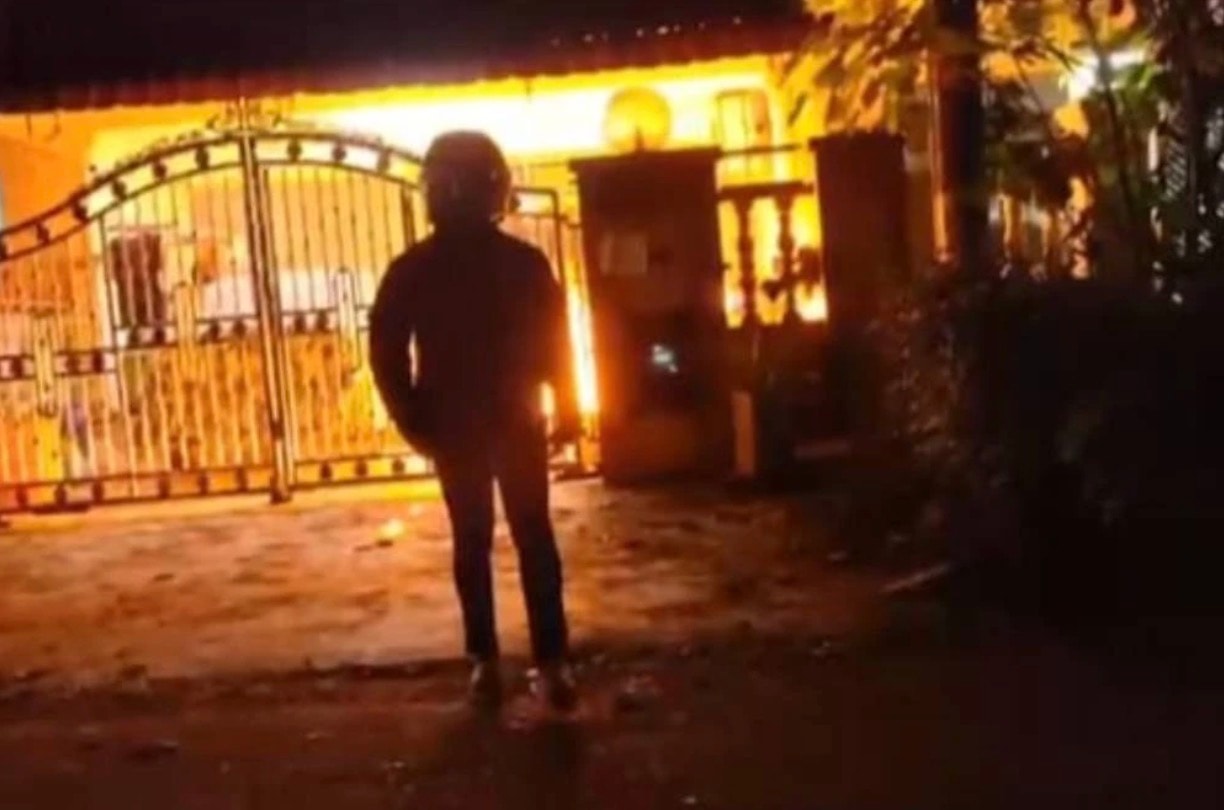 வீட்டிற்குத் தீ வைத்து நாசவேலை புரிந்த நபர் தேடப்படுகிறார்