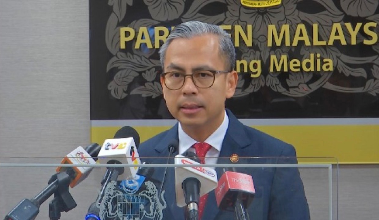 போலீஸ் நிலையங்கள் உட்பட முன்வரிசை சேவைகளில் பொதுமக்களின் ஆடை குறியீட்டிற்கு விலக்களிக்கப்படும்