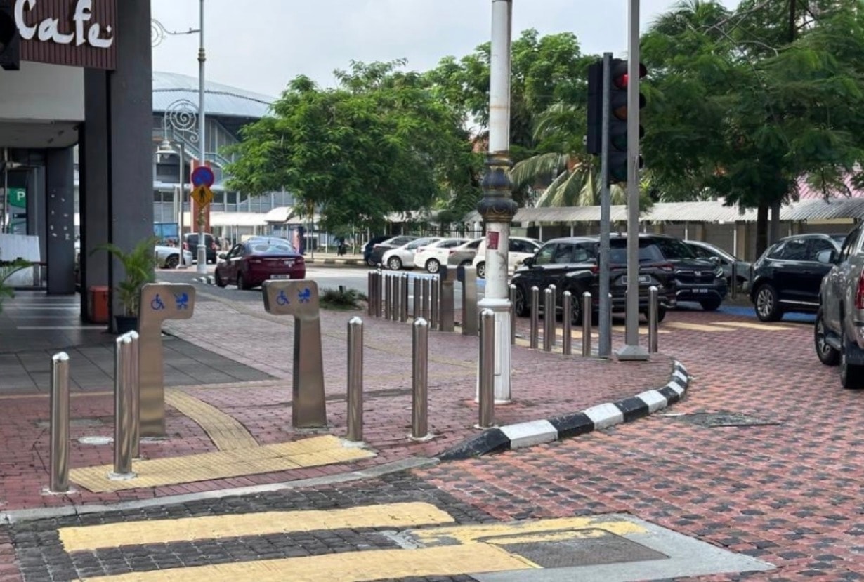 "சாலைத் தடுப்பான்கள் அலங்காரத்திற்காக அல்ல; பாதசாரிகளின் பாதுகாப்பிற்காக" - டிபிகேஎல் வலியுறுத்து