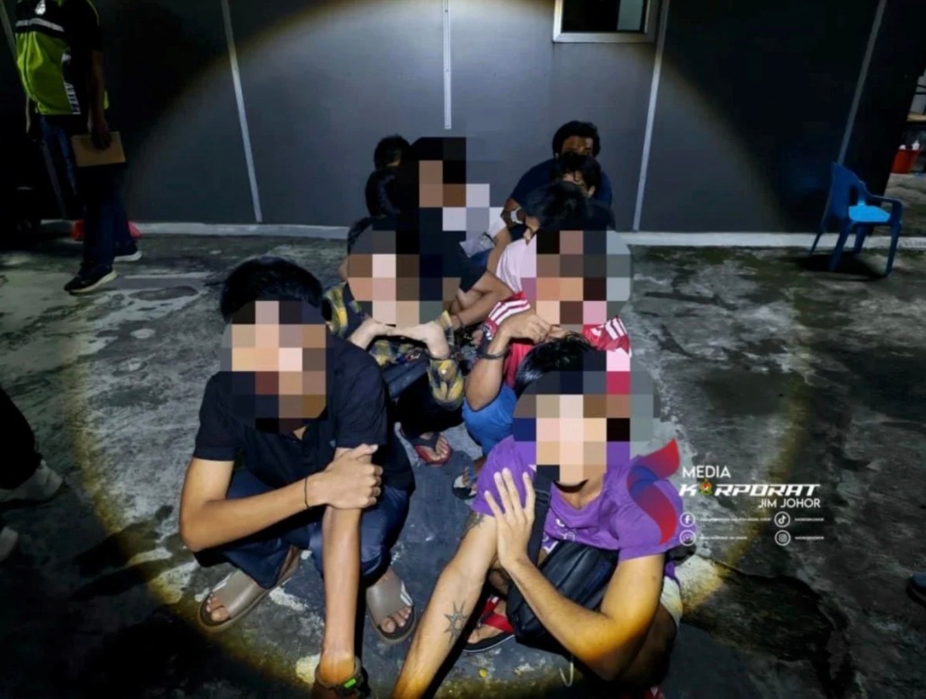 நள்ளிரவில் அதிரடி வேட்டை: ஜோகூர் ஜெயாவில் 49 சட்டவிரோதக் குடியேறிகள் கைது!