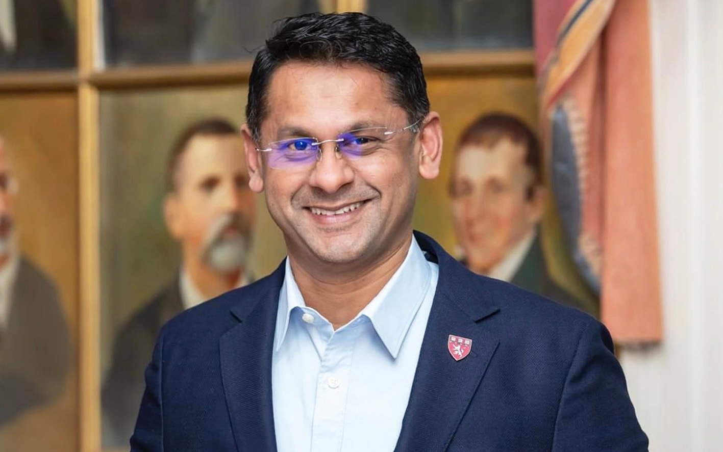 டாக்டர் என்று கூறிக் கொண்டு மக்களைத் தவறாக வழி நடத்தக்கூடாது