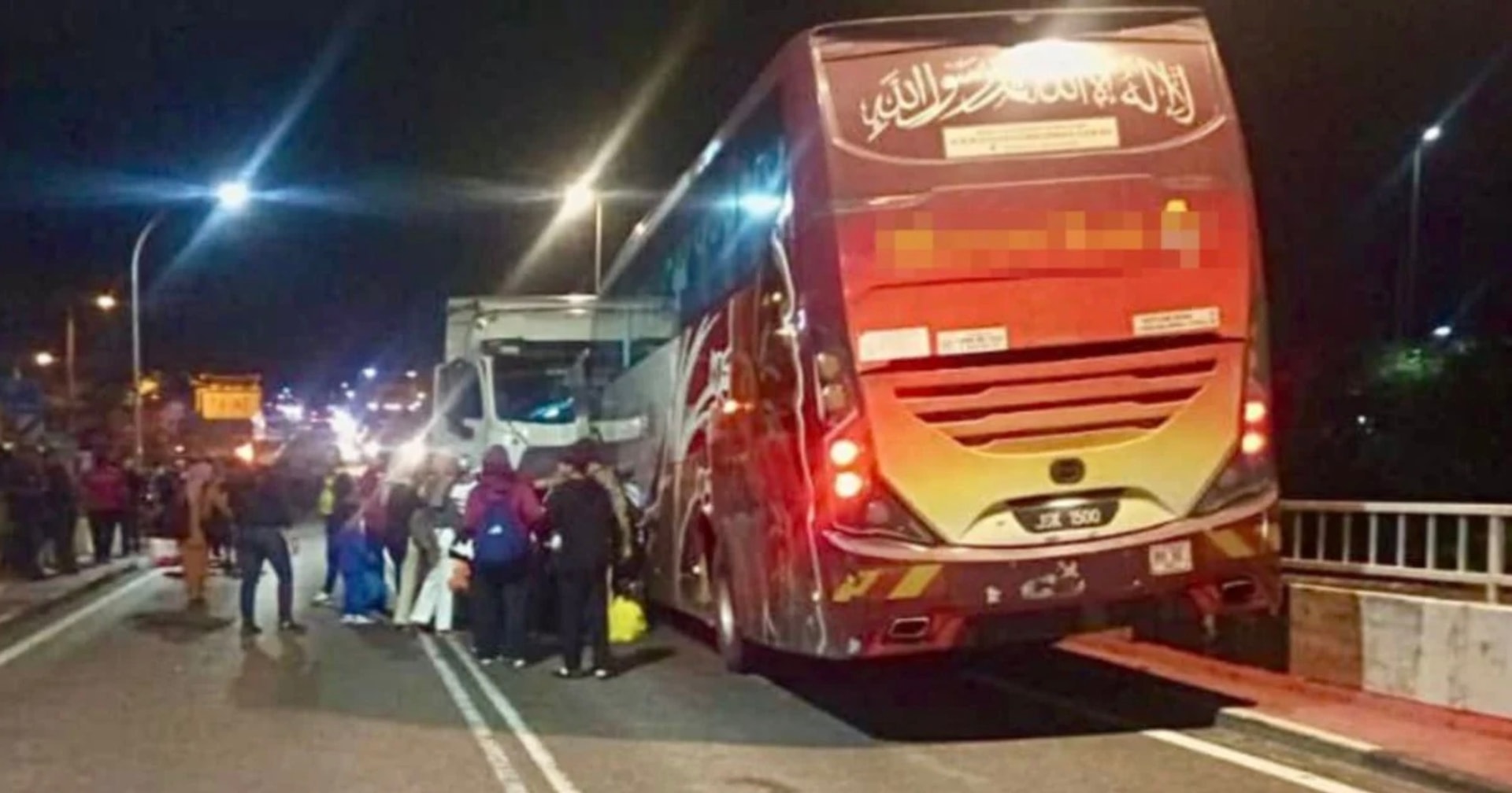 டிரெய்லர் லோரியுடன் பேருந்து மோதல்: 30 பயணிகள் அதிர்ஷ்டவசமாக உயிர் தப்பினர்